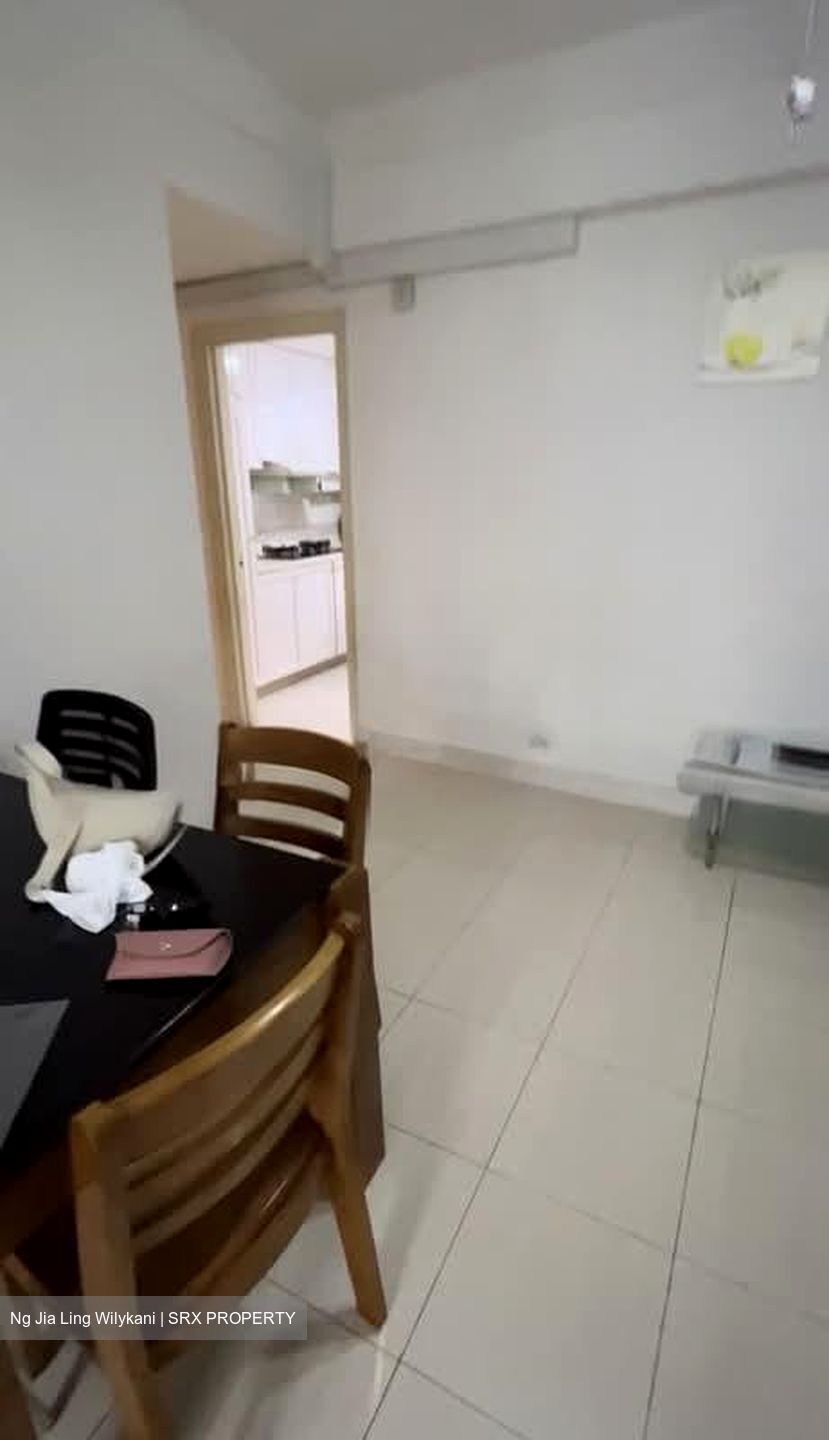 Parkview Apartments (D23), Apartment #568825211